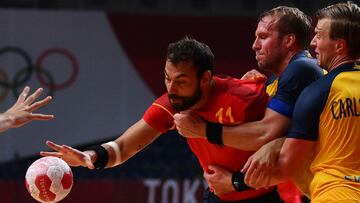 El jugador de la selecci&oacute;n espa&ntilde;ola de balonmano Dani Sarmiento, durante el partido entre Espa&ntilde;a y Suecia en los Juegos Ol&iacute;mpicos de Tokio 2020.