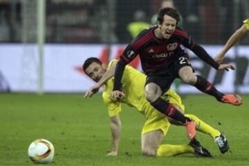 El defensa del Villarreal Antonio Rukavina lucha por el balón con Robbie Kruse del Leverkusen 