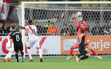 PER11. LIMA (PERÚ), 15/11/2017. El peruano Jefferson Farfan (10) anota el primer gol del compromiso hoy, miércoles 15 de noviembre de 2017, durante el partido de vuelta de la repesca para el Mundial de Rusia 2018 disputado entre Nueva Zelanda y Perú en el Estadio Nacional de Lima (Perú). EFE/Ernesto Arias