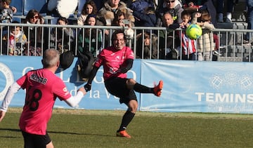 El presidente del Rayo Vallecano, Raúl Martín Presa, jugó con el equipo rosa.