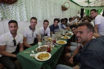 Los jugadores del Betis comieron juntos en la caseta del Betis de la Feria de Abril.