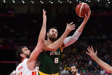 Andrew Bogut siendo defendido por el pivot espaoñ Marc Gasol.