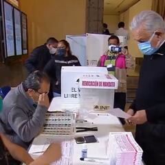 AMLO emite su voto en la Revocación de Mandato