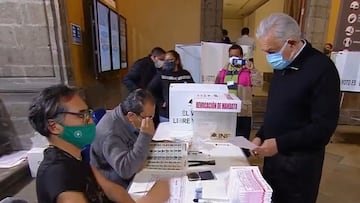 AMLO emite su voto en la Revocación de Mandato