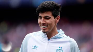 Erick Gutiérrez en e Camp Nou previo a disputar un partido de Champions League con el PSV.