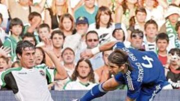 <b>UN PORTENTO FÍSICO. </b>El poderío de Christian es envidiable. Fue titular ante el Real Madrid en El Sardinero y en esta jugada Sergio Ramos cae tras una entrada del cántabro.