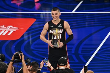 Tyler Herro con el trofeo que le otorgaba como ganador del Concurso de Triples.