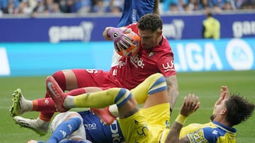 Víctor Aznar en el último encuentro de la temporada 24-25 que enfrentaba al Cádiz y al Real Oviedo en el Carlos Tartiere.