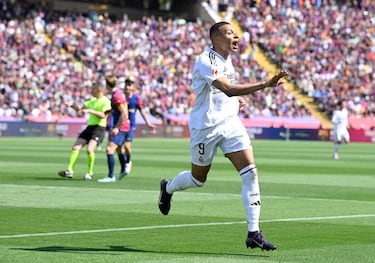 Kylian Mbappé celebra el 0-2 al FC Barcelona. 