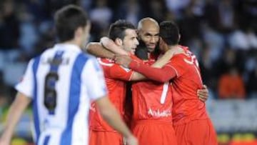 <b>EL MAESTRO. </b>Kanouté se abraza a Negredo, Navas y Luis Fabiano después de hacer el 2-3.