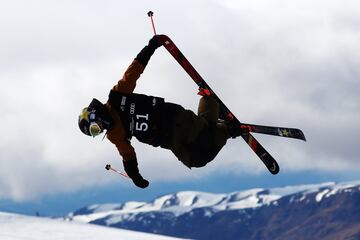 El estadounidense Aaron Blunck durante la prueba de freestyle de esqu¨ª? de la Copa del Mundo de halpipe en Cardrona, Nueva Zelanda.