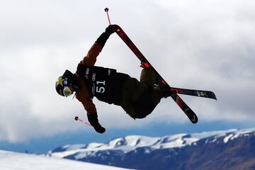 El estadounidense Aaron Blunck durante la prueba de freestyle de esquí­ de la Copa del Mundo de halpipe en Cardrona, Nueva Zelanda. 