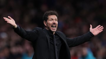 Atletico Madrid's Argentinian coach Diego Simeone gestures during the Spanish League football match between Club Atletico de Madrid and FC Barcelona at the Wanda Metropolitano stadium in Madrid on January 8, 2023. (Photo by Pierre-Philippe Marcou / AFP)