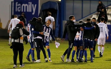 Los jugadores del Alcoyano celebran su victoria sobre el Real Madrid.