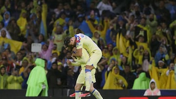 MEX5473. CIUDAD DE MÉXICO (MÉXICO), 16/09/2023.- Diego Valdés (i) e Igoir Lichnovsky (d) del América, celebran un gol anotado al Guadalajara durante un juego por la jornada 8 del torneo Apertura 2023 de la Liga MX del fútbol mexicano, hoy en el estadio Azteca de Ciudad de México (México). EFE/Sáshenka Gutiérrez