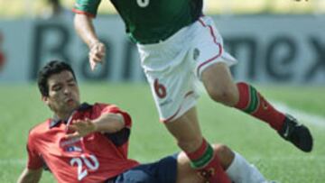 El mexicano Gerardo Torrado (a la derecha) en el partido que su selección disputó contra Chile en la pasada Copa América.