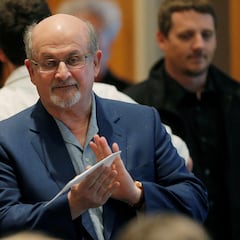 Apuñalan en el cuello al escritor Salman Rushdie en una conferencia en Nueva York