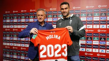 Pep Boada, director deportivo del Granada, posa junto a Jorge Molina.