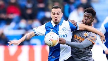 VITORIA-GASTEIZ, SPAIN - FEBRUARY 13: Gonzalo Escalante of Deportivo Alaves duels for the ball with Yunus Musah of Valencia CF during the LaLiga Santander match between Deportivo Alaves and Valencia CF at Estadio de Mendizorroza on February 13, 2022 in Vi