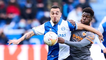 VITORIA-GASTEIZ, SPAIN - FEBRUARY 13: Gonzalo Escalante of Deportivo Alaves duels for the ball with Yunus Musah of Valencia CF during the LaLiga Santander match between Deportivo Alaves and Valencia CF at Estadio de Mendizorroza on February 13, 2022 in Vi