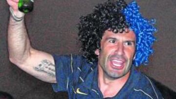 <b>PELUCÓN. </b>Figo celebra el título del Inter, el sabado en Milán.