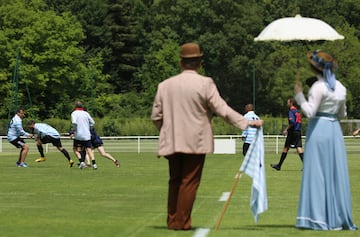 Actores con trajes de época durante el  partido de conmemoración de la unión de rugby entre los equipos Stade Francais y Racing Club de France en el estadio Christophe Dominici en París, mientras recrean la primera final de 1892. - El primer título de Los campeones de la unión francesa de rugby se otorgó en 1892 y fue arbitrado por Baron de Coubertin, el equipo ganador recibe el Bouclier de Brennus, el famoso trofeo otorgado desde ese año.