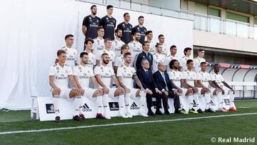 La primera plantilla del Real Madrid posa junto a Florentino Pérez y Paco Gento en la foto oficial de la temporada 2018/19.