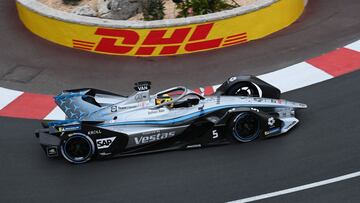 Vandoorne, con el Mercedes en Mónaco.