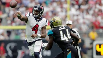 HOUSTON, TX - SEPTEMBER 10: Deshaun Watson #4 of the Houston Texans throws a pass defended by Myles Jack #44 of the Jacksonville Jaguars during the third quarter at NRG Stadium on September 10, 2017 in Houston, Texas. Tim Warner/Getty Images/AFP
== FOR NEWSPAPERS, INTERNET, TELCOS & TELEVISION USE ONLY ==