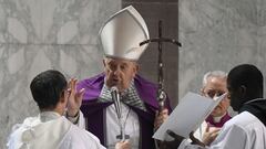 Pope Francis attends Ash Wednesday mass at the Santa Sabina Basilica in Rome, Italy, February 14, 2024. Vatican Media/Simone Risoluti/­Handout via REUTERS    ATTENTION EDITORS - THIS IMAGE WAS PROVIDED BY A THIRD PARTY.