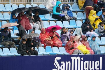 La lluvia redujo la afluencia de público a La Rosaleda.