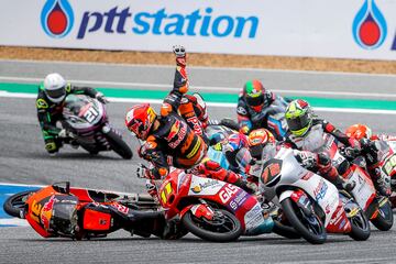 El piloto español de Moto3 Adrián Fernández sale despedido de su KTM durante la primera vuelta de la carrera en el GP de Tailandia. El madrileño colisionó contra Sergio García, que también se fue al suelo perdiendo así distancia en su lucha por el título de la categoría pequeña con su compañero de equipo, Izan Guevara.