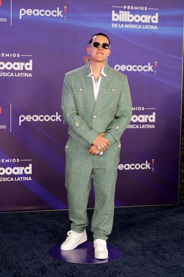 J Álvarez posa en la alfombra roja de los Premios Billboard de la Música Latina 2025.