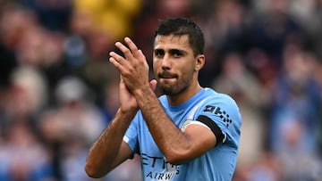 Manchester City's Spanish midfielder #16 Rodri applauds as he leaves the pitch substituted during the English Premier League football match between Manchester City and Manchester United at the Etihad Stadium in Manchester, north west England, on September 14, 2025. (Photo by Oli SCARFF / AFP) / RESTRICTED TO EDITORIAL USE. No use with unauthorized audio, video, data, fixture lists, club/league logos or 'live' services. Online in-match use limited to 120 images. An additional 40 images may be used in extra time. No video emulation. Social media in-match use limited to 120 images. An additional 40 images may be used in extra time. No use in betting publications, games or single club/league/player publications. /