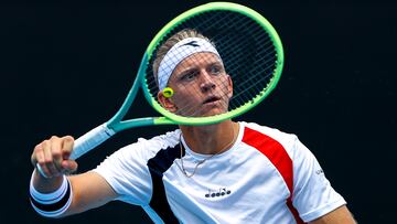 El español Alejandro Davidovich Fokina en acción contra el estadounidense Tommy Paul durante la segunda ronda del Open de Australia 2023.