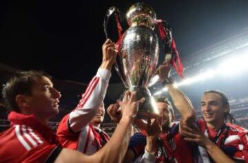 Los jugadores del Benfica celebran con el trofeo tras derrotar Olhanense y ganar el título de la Liga portuguesa en el estadio Luz de Lisboa 