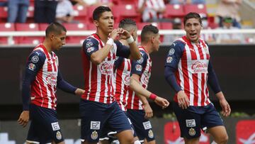 Ángel Zaldívar festeja un gol con las Chivas