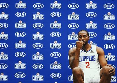 Blake Griffin jugó ocho años en los Clippers. En cinco fue all star. Promedió con la franquicia más de 21 puntos y 9 rebotes por noche y se elevó como figura mediática en la Liga, sobre todo por sus tremendos mates. En julio de 2017, como agente libre, renovó por cinco años y 173 millones después de una tremenda campaña de la franquicia, que le engatusó con el lema “Clipper for life”. Pero esta era en los despachos demostró que también iba a operar sin miramientos ni romanticismo. El 29 de enero de 2018, medio año después, un Griffin que se acercaba a la treintena y dejó de entrar en unos planes de futuro que cambiaron el ritmo con la salida de Chris Paul con destino Houston Rockets (junio de 2017), fue traspasado a Detroit Pistons. Los Clippers no querían languidecer: en el verano de 2019 ganaron la gran batalla de su vida a los Lakers, a los que le arrebataron a Kawhi Leonard, que buscaba destino en California tras ser MVP de las Finales con los Raptors. Para hacerlo, le prometieron otra estrella, así que tiraron la casa por la ventana (con una bolsa de picks de draft histórica) para operar un traspaso por Paul George, entonces en OKC Thunder. Había nacido un megaproyecto, uno que en ese verano de 2019 todos consideraron favorito al título por aclamación.  