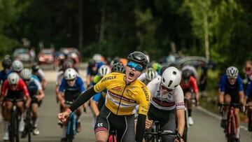 El ciclista noruego Hakon Eiksund Oksnes celebra una victoria en una carrera en Noruega.