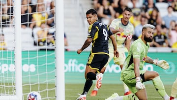 Juan Camilo 'Cucho' Hernández anota en la victoria 2-1 de Columbus Crew sobre New York Red Bulls.