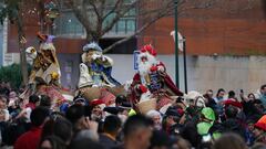 Centenares de personas disfrutan de la cabalgata de los Reyes Magos en el barrio malagueño de Cruz de Humilladero, donde han llegado en helicóptero. A 4 de enero de 2024 en Málaga, (Andalucía, España).
04 ENERO 2024
Álex Zea / Europa Press
04/01/2024