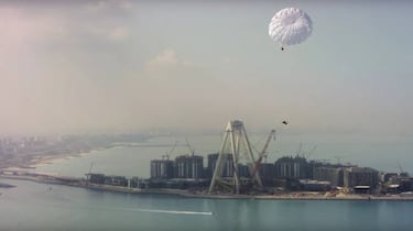 Se tira desde un helipuerto... ¡a 200 metros del agua!
