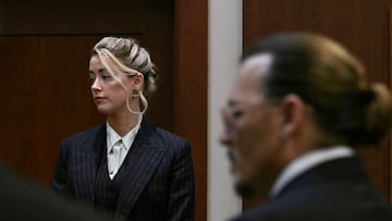 Actors Amber Heard and Johnny Depp watch as the jury comes into the courtroom at the Fairfax County Circuit Courthouse in Fairfax, Virginia, U.S., May 17, 2022. Brendan Smialowski/Pool via REUTERS