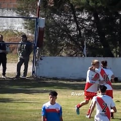 El gol de Mastantuono que nunca habías visto con las inferiores de River: hay muy pocos golpeos así