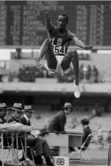 Podría decirse que es una de las fotos olímpicas más famosas de todos los tiempos y una imagen que finalmente lanzó la agencia fotográfica Allsport, la precursora del negocio global Getty Images Sports. El salto extraordinario de Bob Beamon en los Juegos Olímpicos de México de 1968 fue captado por Tony Duffy, en ese momento un aspirante a fotógrafo deportivo y momento en el que la fotografía era más un pasatiempo que un trabajo para él. Rompiendo el récord del salto largo en más de medio metro, la hazaña super-humana de Beamon fue simplemente asombrosa y será considerada para siempre como uno de los momentos decisivos en el panteón del logro olímpico, y más de 50 años después sigue siendo el récord en el salto largo. Con los pocos controles de seguridad de aquella época, Duffy logró ingresar al estadio con su cámara y, lo que es más importante, con un uniforme deportivo para mezclarse con los atletas y logró establecerse junto a la pista con la esperanza de capturar alguna acción deportiva que pudiera vender a los medios de comunicación.