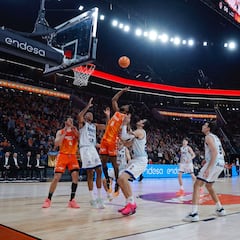 El Valencia aprieta al Real Madrid por el liderato