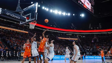 Jean Montero lanza a canasta.