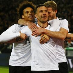 Podolski se despidió con golazo