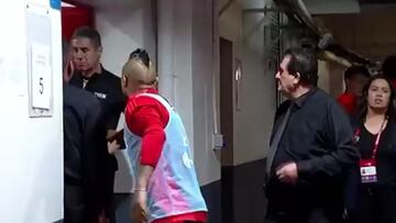 La escena más curiosa de Vidal tras el triunfo: esto pasó en el camarín de los árbitros