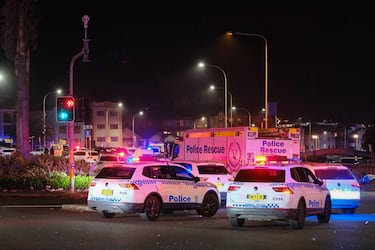 Patrullas policiales estacionadas en el lugar de un tiroteo masivo en Bondi Beach.